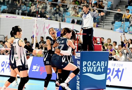 홈 개막전 승리 후 환호하는 한국도로공사 선수들 [한국배구연맹 제공. 재판매 및 DB 금지]