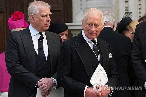 앤드루 왕자(왼쪽)와 찰스 3세 영국 국왕[AP=연합뉴스 자료사진]