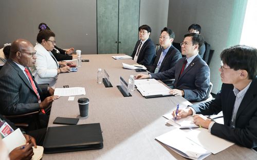 여한구 통상교섭본부장, 파푸아뉴기니 국제무역투자부 장관 면담(경주=연합뉴스) 31일 아시아태평양경제협력체(APEC) 정상회의가 열리고 있는 경주의 소노캄호텔에서 여한구 산업통상부 통상교섭본부장이 리차드 마루 파푸아뉴기니 국제무역투자부 장관과 면담을 갖고 핵심광물 공급망 등을 논의하고 있다. [산업통상부 제공. 재판매 및 DB 금지]