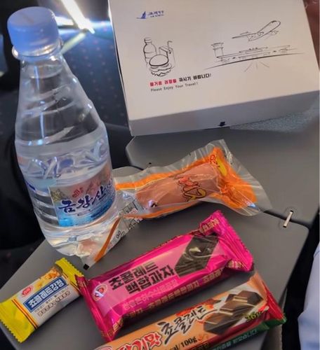 기내식으로 제공된 북한 과자와 생수['영파이어니어 투어스' 인스타그램 캡처. 재배포 및 DB 금지]