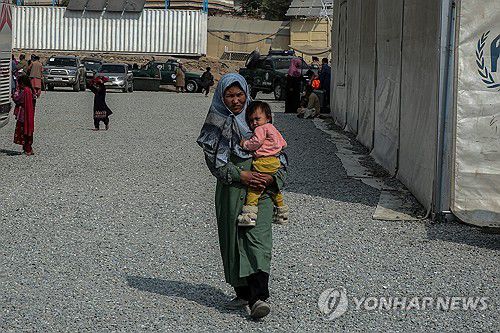 아프간 수도 카불서 식량배급 기다리는 사람들[EPA 연합뉴스 자료사진. 재판매 및 DB 금지]