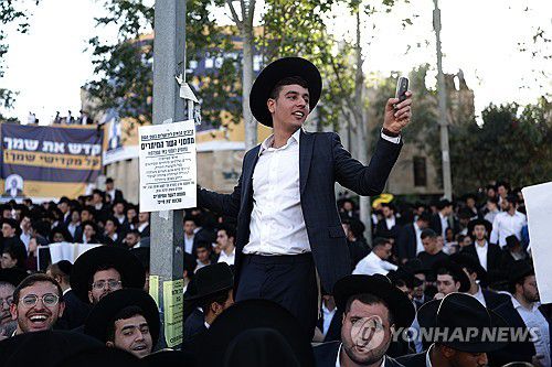 초정통파 유대교도 "징집 반대"(예루살렘 EPA=연합뉴스) 30일(현지시간) 오후 예루살렘에 초정통파 유대교도 '하레디' 수십만명이 운집해 징집 반대 시위를 벌이고 있다. 2025.10.30 photo@yna.co.kr