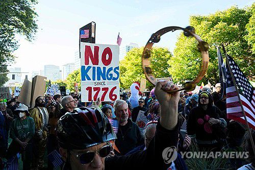 지난 18일 미국 오레건주에서 진행된 반 트럼프 집회 '노킹스' 의 모습[AFP=연합뉴스. 재판매 및 DB 금지]