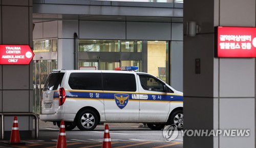 대장동 '키맨' 김만배 극단선택 시도…"생명지장 없어"(수원=연합뉴스) 홍기원 기자 = 대장동 개발 비리 의혹 사건의 핵심 인물인 김만배 씨가 극단적인 선택을 시도해 병원으로 이송됐다.     15일 경찰 등에 따르면 김씨는 14일 오전 2시께 경기도 수원시 장안구의 한 대학교 인근 도로에 주차된 자신의 차 안에서 흉기로 자신의 목과 가슴 부위를 여러 차례 찔러 자해했다.      사진은 15일 오전 김씨가 이송된 병원 모습. 2022.12.15 xanadu@yna.co.kr