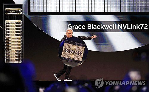 그레이스 블랙웰 NVLink72 들고 나타난 젠슨 황(라스베이거스=연합뉴스) 신현우 기자 = 세계 최대 가전·정보기술(IT) 전시회 CES 2025 개막을 하루 앞둔 6일 오후(현지시간) 미국 네바다주 라스베이거스 만달레이베이 컨벤션센터 내 미셀로브 울트라 아레나(Michelob Ultra Arena)에서 젠슨 황 엔비디아 최고경영자(CEO)가 기조연설하고 있다. 2025.1.7 nowwego@yna.co.kr