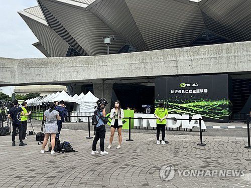 '젠슨 황 기조연설을 이곳에서'(타이베이=연합뉴스) 강태우 기자 = 19일 젠슨 황 엔비디아 최고경영자(CEO) 기조연설이 열리는 타이베이 뮤직센터 현장. 2025.5.19 burning@yna.co.kr