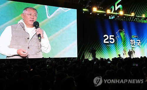 발언하는 정의선 회장(서울=연합뉴스) 이진욱 기자 = 정의선 현대차그룹 회장이 지난 30일 서울 코엑스에서 열린 엔비디아의 그래픽카드(GPU) '지포스' 출시 25주년 행사에서 단상에 올라 발언하고 있다. 2025.10.31 cityboy@yna.co.kr