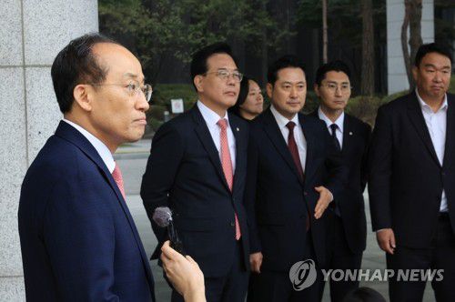 특검 조사 마친 추경호(서울=연합뉴스) 최재구 기자 = 국민의힘 추경호 전 원내대표가 31일 서울 서초구 서울고검에 마련된 조은석 내란특별검사팀 사무실에서 조사를 마친 뒤 나오며 발언하고 있다. 2025.10.31 jjaeck9@yna.co.kr