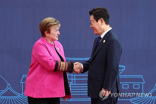 APEC 이재명 대통령, IMF 총재 영접(경주=연합뉴스) 특별취재단 = 이재명 대통령이 31일 경주화백컨벤션센터(HICO)에서 열린 2025 아시아태평양경제협력체(APEC) 정상회의에 참석한 크리스탈리나 게오르기에바 IMF 총재를 맞이하고 있다. 2025.10.31 photo@yna.co.kr