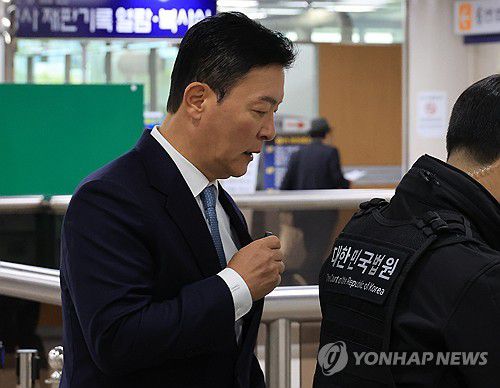 법정 들어서는 김성훈 전 대통령 경호처 차장(서울=연합뉴스) 최재구 기자 = 김성훈 전 대통령 경호처 차장이 31일 서초구 서울중앙지법에서 열린 윤석열 전 대통령의 특수공무 집행방해 등 혐의 재판에 증인으로 출석하고 있다. 2025.10.31 jjaeck9@yna.co.kr