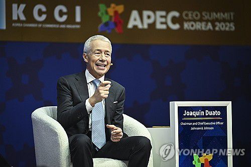 APEC CEO 서밋, 연설하는 존슨앤존슨 CEO(경주=연합뉴스) 한종찬 기자 = 호아킨 두아토 존슨앤존슨 CEO가 31일 경북 경주 예술의전당에서 열린 아시아태평양경제협력체(APEC) 최고경영자(CEO) 서밋에서 '과학 기술이 만들어가는 헬스케어의 미래'를 주제로 연설하고 있다. 2025.10.31 [공동취재] saba@yna.co.kr