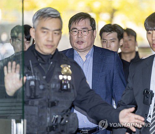 선고공판 출석하는 유동규(서울=연합뉴스) 최재구 기자 = 대장동 개발 비리 의혹으로 재판에 넘겨진 유동규 전 성남도시개발공사 기획본부장이 31일 서울 서초구 중앙지법에서 열린 1심 선고공판에 출석하고 있다. 2025.10.31 [공동취재] jjaeck9@yna.co.kr