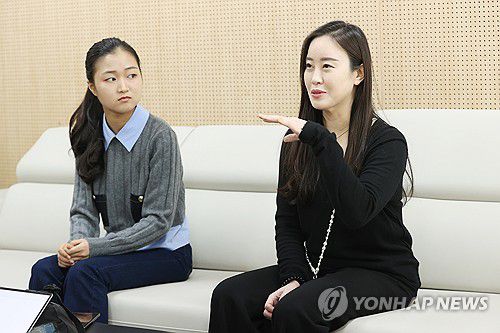 인터뷰하는 이정란-김서현(서울=연합뉴스) 강민지 기자 = 첼리스트 이정란이 31일 서울 서초구 서울문화예술교육센터에서 인터뷰를 하고 있다. 왼쪽은 바이올리니스트 김서현. 2025.10.31 mjkang@yna.co.kr