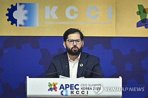 APEC CEO 서밋, 연설하는 칠레 대통령(경주=연합뉴스) 한종찬 기자 = 가브리엘 보리치 칠레 대통령이 31일 경북 경주 예술의전당에서 열린 아시아태평양경제협력체(APEC) 최고경영자(CEO) 서밋에서 연설하고 있다. 2025.10.31 [공동취재] saba@yna.co.kr