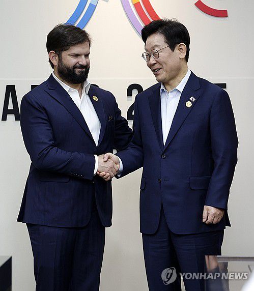 이재명 대통령, 칠레 대통령과 정상회담(경주=연합뉴스) 한상균 기자 = 이재명 대통령과 가브리엘 보리치 칠레 대통령이 31일 APEC 정상회의장인 경북 경주화백컨벤션센터에서 정상회담 전 악수하고 있다. 2025.10.31 xyz@yna.co.kr