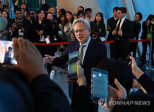 취재진 질문에 답하는 젠슨 황(경주=연합뉴스) 한종찬 기자 = 젠슨 황 엔비디아 최고경영자가 31일 경북 경주 예술의전당 원화홀에서 열린 2025년 아시아태평양경제협의체(APEC) 경주 엔비디아 기자간담회에서 입장 전 취재진 질문에 답하고 있다. 2025.10.31 saba@yna.co.kr