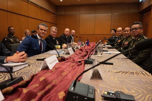 미국-캄보디아 국방장관 회담지난달 31일(현지시간) 말레이시아 쿠알라룸푸르에서 피트 헤그세스 미국 국방부 장관(왼쪽 첫번째)과 띠어 세이하 캄보디아 국방부 장관(오른쪽 첫번째)이 회담하고 있다. 2025.11.01 [피트 헤그세스 미국 국방부 장관 엑스(X·옛 트위터) 캡처. 재판매 및 DB 금지]