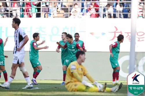 동료들의 축하를 받는 대전 마사[한국프로축구연맹 제공. 재판매 및 DB 금지]