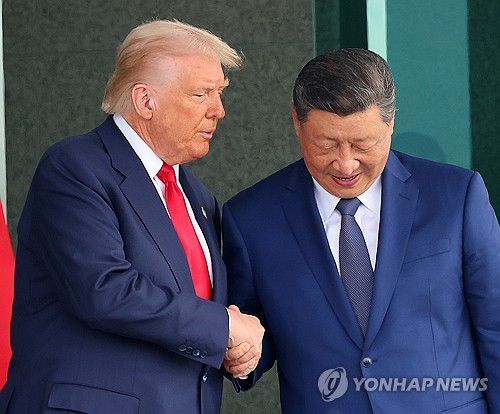 악수하는 트럼프·시진핑(부산=연합뉴스) 손형주 기자 = 도널드 트럼프 미국 대통령과 시진핑 중국 국가주석이 30일 부산 김해공군기지 의전실 나래마루에서 미중 정상회담을 마친 뒤 회담장을 나서며 악수하고 있다. 2025.10.30 handbrother@yna.co.kr