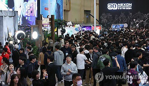 뜨거운 K-게임 열기(부산=연합뉴스) 손형주 기자 = 14일 부산 벡스코에서 개막한 국내 최대 게임쇼 지스타 2024가 관람객들로 붐비고 있다. 올해로 20주년을 맞은 지스타는 17일까지 나흘간 B2C(기업-소비자 거래) 및 B2B(기업간 거래) 부스에서 국내외 게임 소비자들과 업계 관계자를 상대로 다양한 신작 게임과 정보기술(IT)을 소개한다. 2024.11.14 handbrother@yna.co.kr