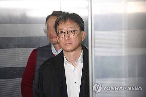 송창진 전 검사 해병특검 소환(서울=연합뉴스) 신준희 기자 = 송창진 전 고위공직자범죄수사처 부장검사가 29일 서초동 순직해병 특검 사무실에 피의자 신분으로 소환되고 있다.      송 전 검사는 임성근 전 해병대 1시단장의 구명 로비 의혹에 이종호 전 블랙펄인베스트 대표가 연루된 사실을 몰랐다며 국회에서 위증한 혐의를 받는다. 2025.10.29 hama@yna.co.kr