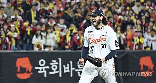 한화 폰세 '아직 경기 안 끝났어!'(대전=연합뉴스) 김인철 기자 = 29일 대전한화생명볼파크에서 열린 2025 프로야구 KBO리그 포스트시즌 한국시리즈 3차전 LG 트윈스와 한화 이글스의 경기. 6회초 2사 1, 2루 한화 폰세가 LG 문보경을 삼진아웃으로 처리한 뒤 환호하고 있다. 2025.10.29 yatoya@yna.co.kr