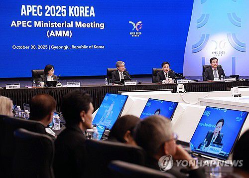 APEC 합동각료회의(AMM) 본회의 개회(경주=연합뉴스) 한종찬 기자 = 여한구 산업통상부 통상교섭본부장이 30일 경주 소노캄에서 열린  APEC 합동각료회의(AMM) 본회의에서 개회사를 하고 있다. 2025.10.30 saba@yna.co.kr
