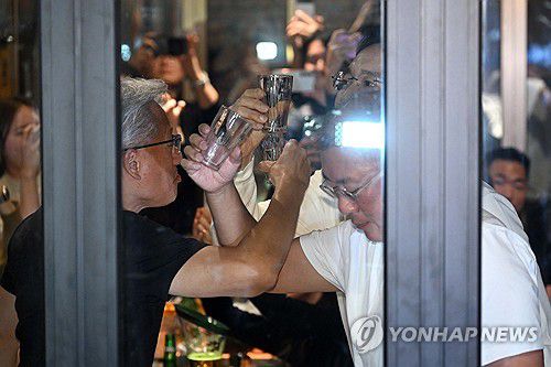 젠슨 황·이재용·정의선 치맥 회동(서울=연합뉴스) 이진욱 기자 = 젠슨 황 엔비디아 최고경영자가 30일 서울 삼성동 한 치킨집에서 진행된 이재용 삼성전자 회장, 정의선 현대차그룹 회장과 치맥 회동을 하고 있다. 2025.10.30 [공동취재] cityboy@yna.co.kr