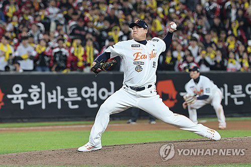 역투하는 류현진(대전=연합뉴스) 서대연 기자 = 31일 대전한화생명볼파크에서 열린 2025 프로야구 KBO리그 포스트시즌 한국시리즈 5차전 LG 트윈스와 한화 이글스의 경기.      8회초 한화 류현진이 역투하고 있다. 2025.10.31 dwise@yna.co.kr