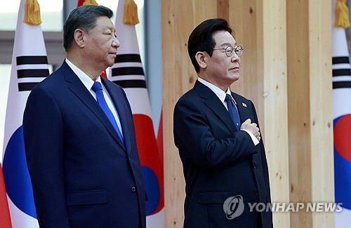 한중정상회담, 공식환영식(경주=연합뉴스) 김도훈 기자 = 이재명 대통령이 1일 경북 국립경주박물관에서 열린 시진핑 중국 국가주석 공식 환영식에서 국기에 경례하고 있다. 2025.11.1 superdoo82@yna.co.kr