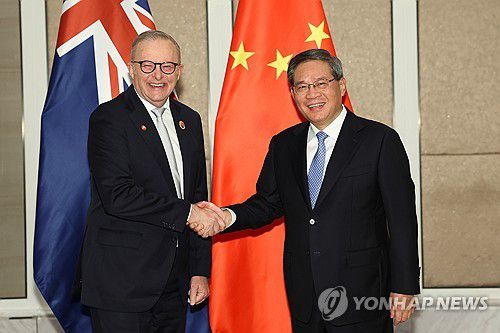앤서니 앨버니지 호주 총리(사진 왼쪽)와 리창 중국 국무원 총리[신화통신 연합뉴스. 재판매 및 DB 금지]