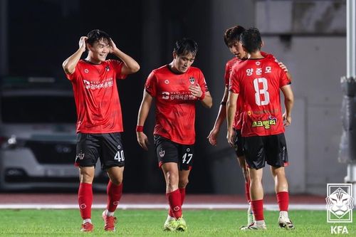 9월 창원FC와의 K3리그 경기에서 승리 후 기뻐하는 김해FC 선수들.[대한축구협회 제공. 재판매 및 DB 금지]