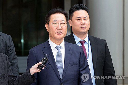 '내란 방조ㆍ가담 혐의' 박성재 전 장관 구속심사 종료(서울=연합뉴스) 김인철 기자 = 윤석열 전 대통령의 12·3 비상계엄 선포를 방조·가담한 혐의를 받는 박성재 전 법무부 장관이 14일 구속 전 피의자 심문(영장실질심사)을 마치고 서울 서초구 서울중앙지방법원을 나서고 있다. 2025.10.14 yatoya@yna.co.kr
