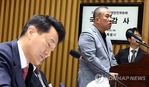 서울시 국정감사 증인 출석한 명태균(서울=연합뉴스) 김인철 기자 = 정치 브로커 명태균 씨가 23일 서울 중구 서울시청에서 열린 2025년 국회 행정안전위원회 국정감사에서 의원 질의에 답하고 있다. 왼쪽은 오세훈 서울시장. 2025.10.23 yatoya@yna.co.kr