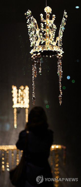 신라 금관 한자리에(경주=연합뉴스) 윤관식 기자 = 27일 국립경주박물관에서 열린 아시아태평양경제협력체(APEC) 정상회의·박물관 개관 80주년 기념 특별전 '신라 금관, 권력과 위신' 언론 공개회에서 신라 금관이 공개되고 있다. 2025.10.27 psik@yna.co.kr