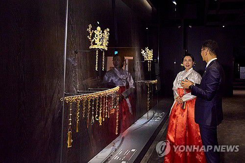 김혜경 여사, 국립경주박물관 관람(서울=연합뉴스) 이재명 대통령의 부인 김혜경 여사가 30일 '신라 금관, 권력과 위신' 전시가 열리고 있는 국립경주박물관을 찾아 윤상덕 박물관장의 설명을 들으며 전시물을 관람하고 있다. 2025.10.30 [대통령실 제공. 재판매 및 DB 금지] photo@yna.co.kr