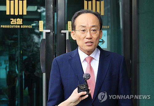 질문에 답하는 추경호 전 원내대표(서울=연합뉴스) 최재구 기자 = 국민의힘 추경호 전 원내대표가 31일 서울 서초구 서울고검에 마련된 조은석 내란특별검사팀 사무실에서 조사를 마치고 나와 기자의 질문에 답하고 있다. 2025.10.31 jjaeck9@yna.co.kr