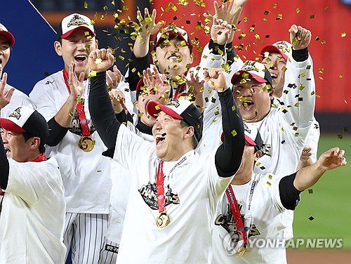 김현수 ‘MVP’(대전=연합뉴스) 윤동진 기자 = 31일 대전 한화생명 볼파크에서 열린 2025 프로야구 KBO리그 포스트시즌 한국시리즈 LG 트윈스와 한화이글스의 5차전에서 LG 트윈스가 승리하며 우승,     MVP로 호명된 LG 김현수가 기뻐하고 있다.      2025.10.31 mon@yna.co.kr