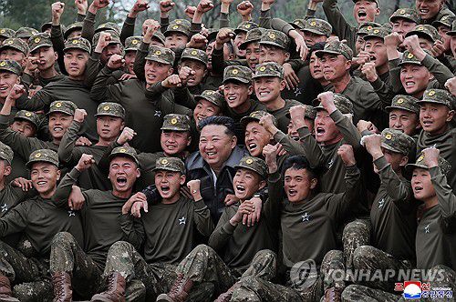 김정은, '폭풍 군단' 조선인민군 제11군단 지휘부 방문(평양 조선중앙통신=연합뉴스) 김정은 국무위원장이 지난 1일 조선인민군 제11군단 지휘부를 방문했다고 조선중앙통신이 2일 보도했다. 11군단은 우크라이나에 파병된 특수작전군 예하 정예부대로 '폭풍 군단'으로 불린다. 2025.11.2      [국내에서만 사용가능. 재배포 금지. For Use Only in the Republic of Korea. No Redistribution] nkphoto@yna.co.kr