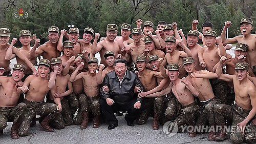 김정은, '폭풍 군단' 방문 … 특수부대 훈련 참관(서울=연합뉴스) 김정은 국무위원장이 지난 1일 조선인민군 제11군단 지휘부를 방문했다고 조선중앙TV가 2일 보도했다. 11군단은 우크라이나에 파병된 특수작전군 예하 정예부대로 '폭풍 군단'으로 불린다. 사진은 폭풍군단을 방문한 김 국무위원장이 특수부대 병사들의 훈련모습을 참관하고 부대원들과 기념사진을 찍는 모습. [조선중앙TV 화면] 2025.11.2 nkphoto@yna.co.kr