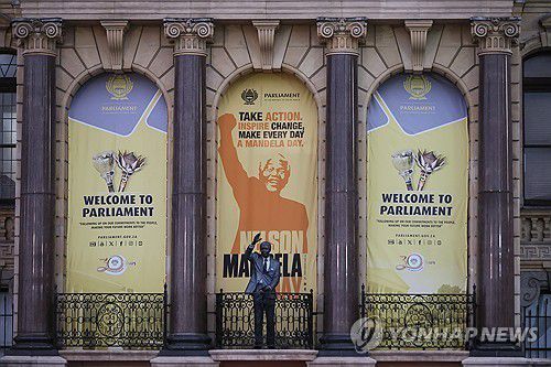 2024년 7월 18일 남아공 의회 개회식이 열린 케이프타운 시청 밖의 만델라 동상[EPA 연합뉴스 자료사진. 재판매 및 DB 금지]