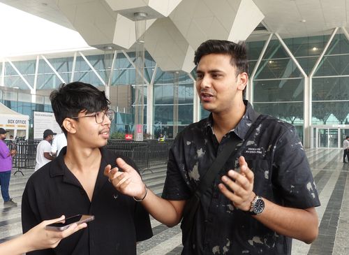 인터뷰하는 '배틀그라운드 모바일 인디아' 팬 아만 씨(오른쪽)    (뉴델리=연합뉴스) 김주환 기자 = 2일(현지시간) 인도 뉴델리 야쇼부미 컨벤션 센터에서 크래프톤이 개최한 '배틀그라운드 모바일 인디아(BGMI)' e스포츠 국제대회 'BMIC 2025' 행사장 앞에서 게임 팬 아만(오른쪽) 씨가 친구 파이잘 씨와 함께 소감을 이야기하고 있다. 2025.11.2 jujuk@yna.co.kr