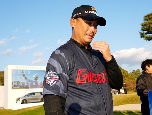 우승 후 눈물 흘리는 김재호김재호가 2일 경기도 여주시 페럼클럽에서 끝난 KPGA 투어 렉서스 마스터즈(총상금 10억원)에서 우승한 뒤 아버지인 김용희 롯데 자이언츠 2군 감독의 유니폼을 입고 감격의 눈물을 흘리고 있다. [렉서스 마스터즈 대회 조직위원회 제공. 재배포 및 DB 금지]