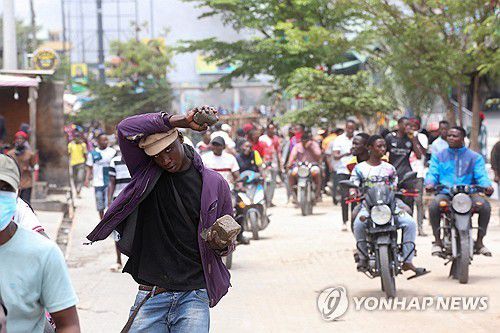 29일(현지시간) 탄자니아 다르에스살람에서 벌어진 불공정 선거 항의 시위 참가자들[로이터 연합뉴스 자료사진. 재판매 및 DB 금지]