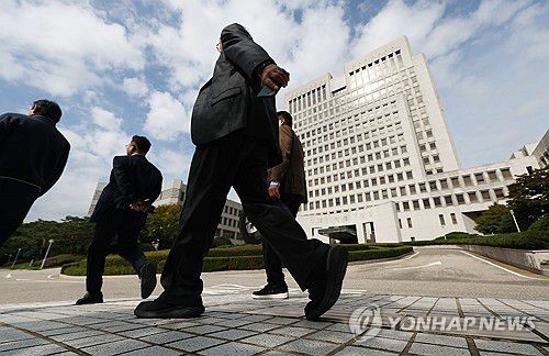 대법관 증원 개혁안 발표한 더불어민주당(서울=연합뉴스) 김성민 기자 = 더불어민주당 사법개혁특별위원회가 20일 현행 14명인 대법관을 26명으로 증원하는 사법개혁안을 발표했다.      이날 서울 서초구 대법원의 모습. 2025.10.20 ksm7976@yna.co.kr