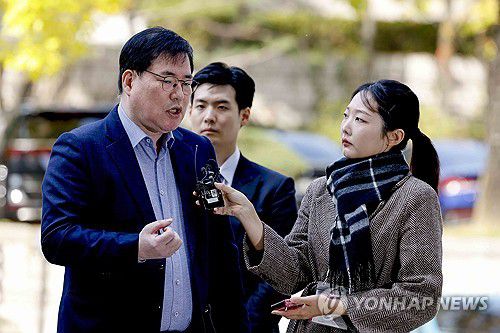 선고공판 출석하는 유동규(서울=연합뉴스) 최재구 기자 = 대장동 개발 비리 의혹으로 재판에 넘겨진 유동규 전 성남도시개발공사 기획본부장이 31일 서울 서초구 중앙지법에서 열린 1심 선고공판에 출석하며 입장을 밝히고 있다. 2025.10.31 [공동취재] jjaeck9@yna.co.kr