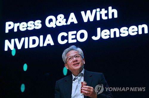 젠슨 황의 미소(경주=연합뉴스) 한종찬 기자 = 젠슨 황 엔비디아 최고경영자가 31일 경북 경주 예술의전당 원화홀에서 열린 2025년 아시아태평양경제협의체(APEC) 경주 엔비디아 기자간담회에서 취재진 질문에 답하고 있다. 2025.10.31 saba@yna.co.kr