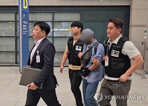캄보디아 거점 '군 부대·정당 사칭' 노쇼 사기 조직 114명 검거(춘천=연합뉴스) 캄보디아에 거점을 두고 지난해 말부터 군 부대를 사칭하고 선거 시기에 정당이나 대통령 경호처 행세를 하며 노쇼 또는 대리구매 사기를 벌인 일당이 경찰에 붙잡혔다.     강원경찰청은 전국 총 560건의 사기 사건을 수사해 특정경제범죄법상 사기, 형법상 사기, 범죄단체 가입과 활동 등 혐의로 캄보디아를 비롯한 국내외 조직원 114명을 붙잡아 18을 구속했다고 3일 밝혔다. 사진은 인천공항을 통해 송환되는 피의자. 2025.11.3 [강원경찰청 제공. 재판매 및 DB 금지] photo@yna.co.kr