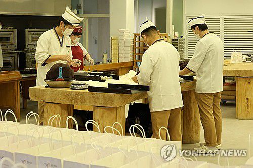 분주한 작업자(경주=연합뉴스) 손대성 기자 = 3일 경북 경주시 황오동 황남빵 본점에서 작업자들이 분주하게 빵을 빚고 있다.     이 빵집은 최근 경주에서 열린 아시아태평양경제협력체(APEC) 정상회의 이후 손님이 몰리고 있다. 2025.11.3 sds123@yna.co.kr