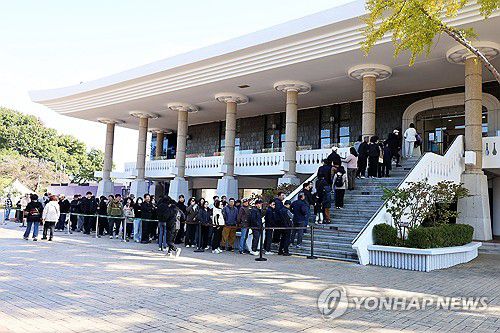 금관 특별전에 모인 관람객(경주=연합뉴스) 손대성 기자 = 3일 경북 경주시 인왕동 국립경주박물관 신라역사관 앞에 관람객이 줄을 서 있다.     2일부터 이곳에서 열린 신라금관 특별전을 보기 위해 관람객이 몰리면서 박물관 측은 시간대별로 관람 인원을 제한하고 있다. 2025.11.3 sds123@yna.co.kr